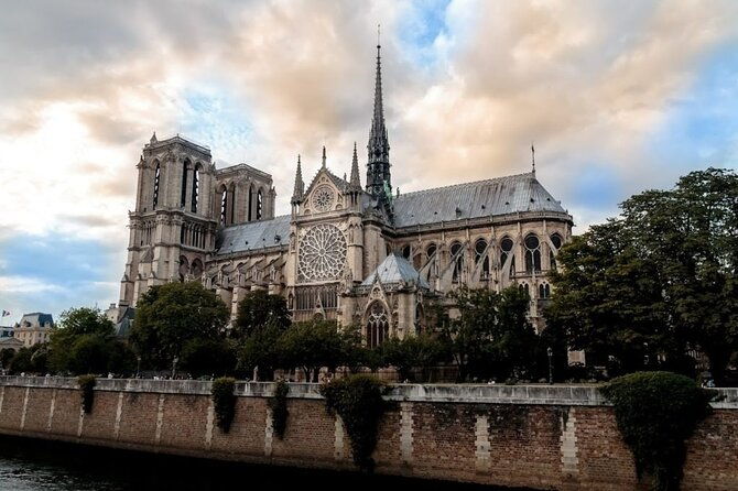 notre-dame-exterior-and-city-center-of-paris-with-local-guide-2