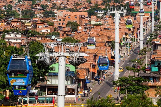 pablo-and-comuna-13-with-cable-car
