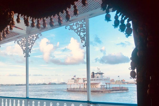 paddlewheeler-creole-queen-historic-mississippi-river-cruise