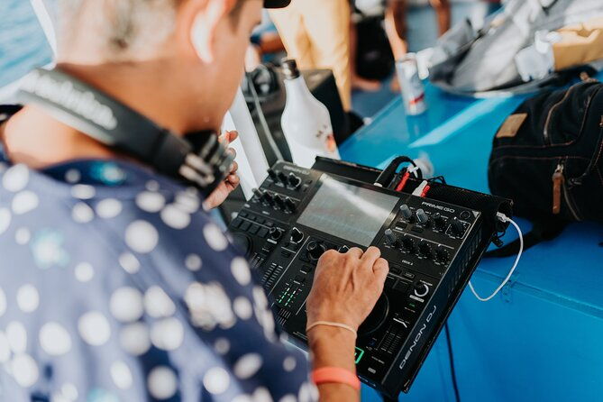 paradise-waikiki-sunset-cruise-live-dj-swimming