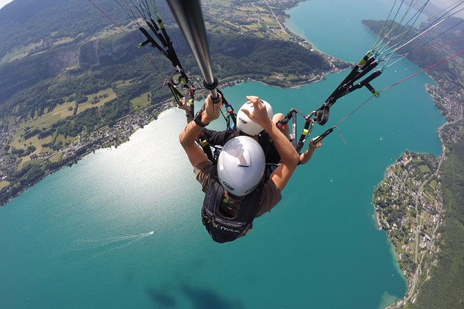 paragliding-performance-flight-over-the-magnificent-lake-annecy