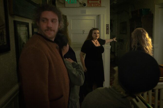 paranormal-investigation-in-a-haunted-hotel-with-free-cocktail