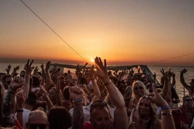 party-on-board-2-hour-cruise-with-dj-and-open-bar