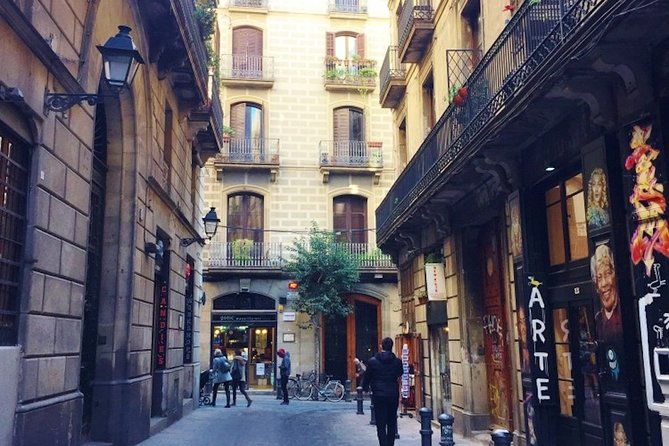 picasso-in-barcelona-max-6-people-walk-el-born-and-picasso-museum-2