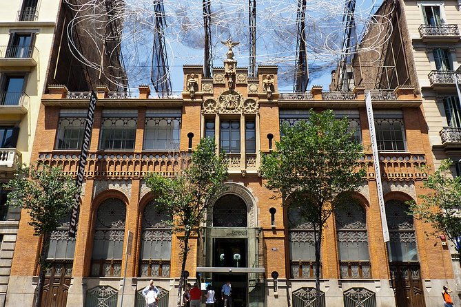 private-4h-tour-of-camp-nou-and-most-emblematic-sites-of-barcelona-with-pick-up