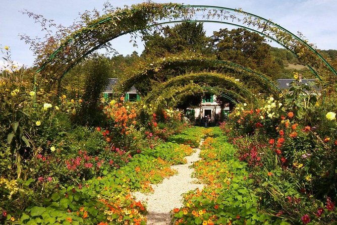 private-5-hour-round-transfer-to-giverny-claude-monet-museum-from-paris