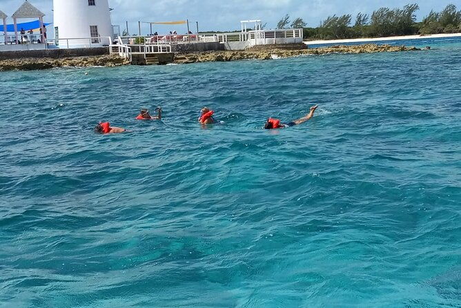 private-boat-charter-with-captain-in-nassau-and-rose-island