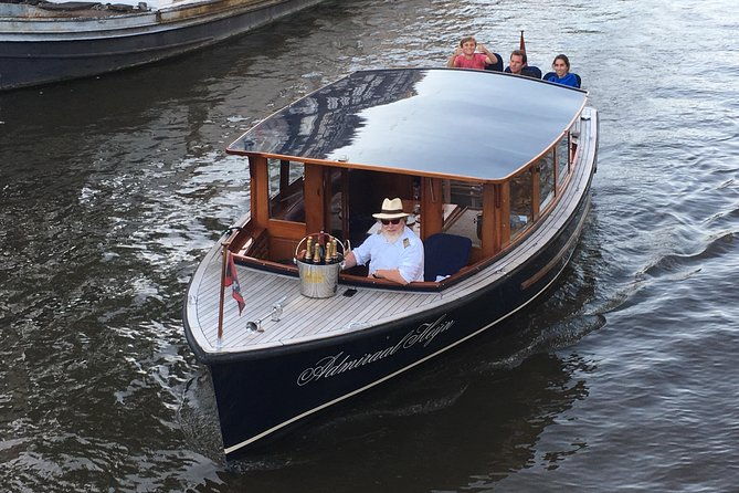 private-boat-tour-on-a-electric-saloon-boat