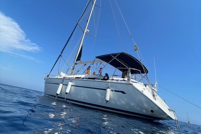 private-boat-trip-in-barcelona-with-snacks-and-drinks