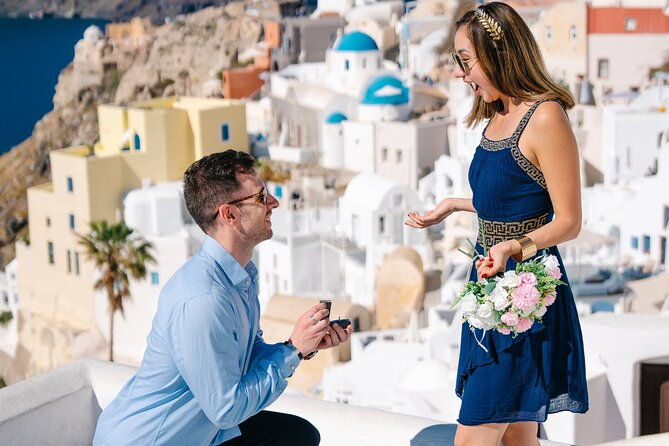 private-couple-photoshoot-in-santorini-with-30-edited-photos-3