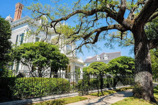 private-garden-district-walking-tour