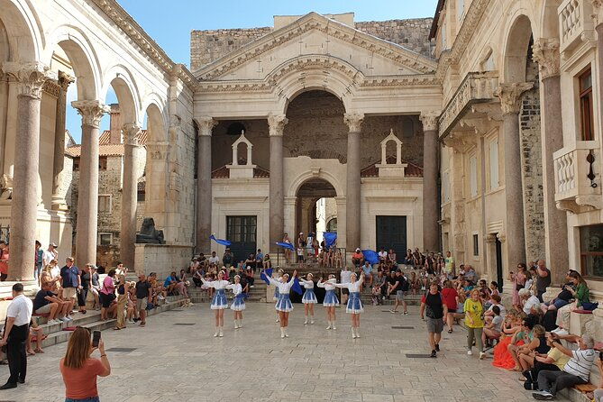 private-history-split-walking-tour-in-italian-small-group