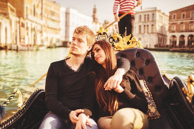 private-photoshoot-on-personal-gondola-in-venice