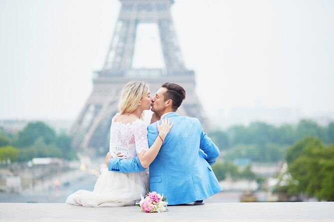 private-romantic-photoshoot-in-paris-with-bouquet-of-flowers