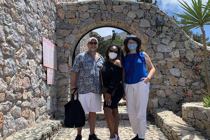 private-santorini-half-day-highlights-4-hour-tour-native-driver