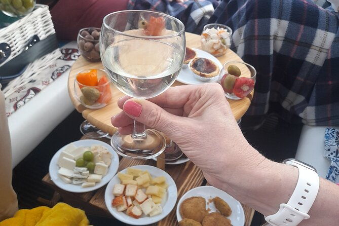 private-tapas-tuk-tuk-tour-through-lisbon