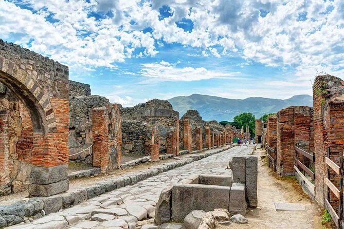 private-tour-in-pompeii-ruins-and-pompeii-city-center-winery