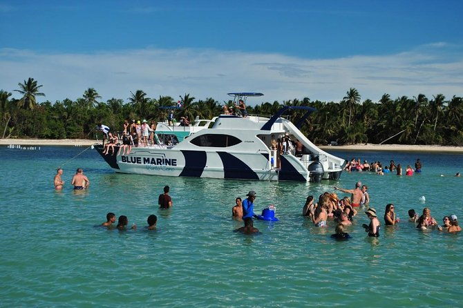 punta-cana-party-boat-snorkeling-with-music-dj-and-open-bar