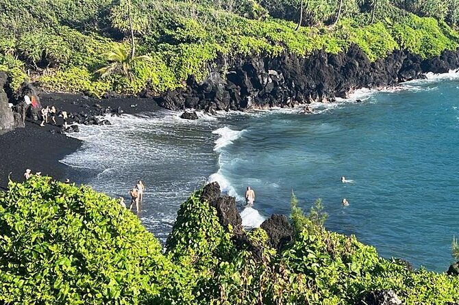 road-to-hana-black-sand-beach-waterfalls-turtles-tour
