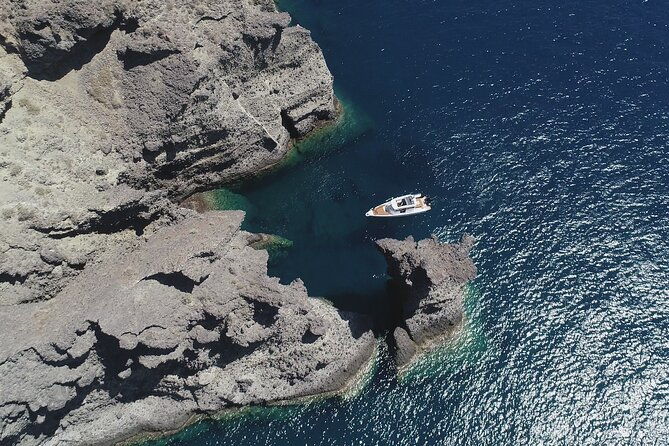 santorini-half-day-motorcruiser-private-cruise-incl-mealdrinks-free-transport-2