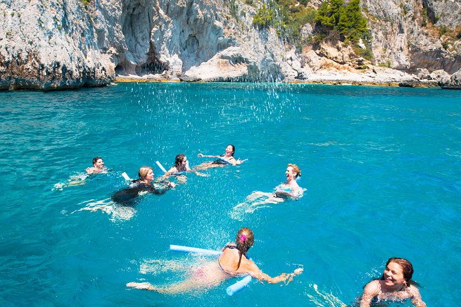 small-group-capri-boat-tour-with-transfer-from-sorrento