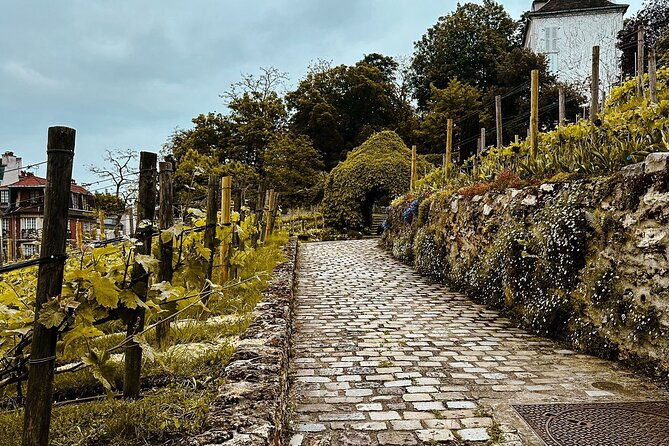 small-group-walking-tour-in-montmartre-with-a-guide