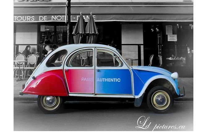 tour-in-a-vintage-car-with-a-parisian