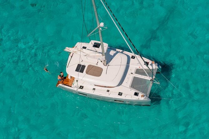 vip-catamaran-luxury-private-tour-in-lisbon-up-to-18-clients