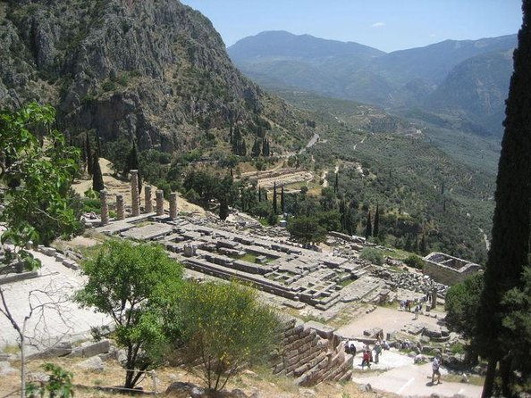 visit-delphi-meteora-monasteries-luxury-private-tour-fromathens