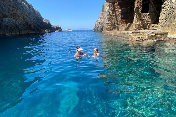 3-hour-private-boat-tour-of-the-island-of-capri-2