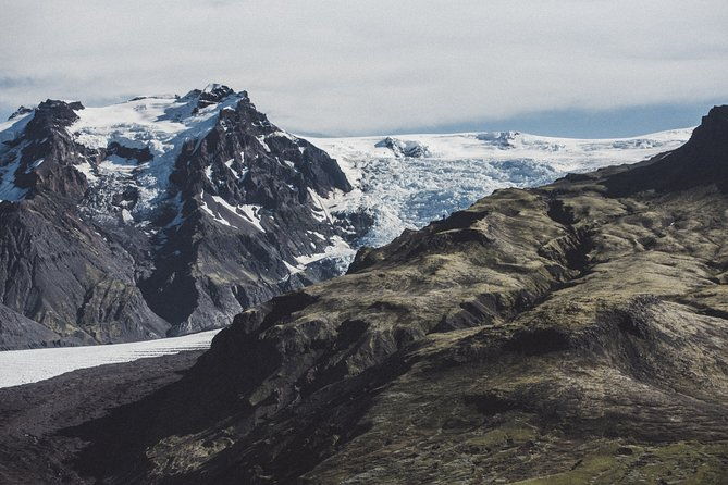 airplane-flight-over-glacier-lagoons-and-icelands-highest-peak