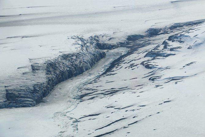 airplane-flight-over-vatnajokull-volcanic-eruption-sites-2