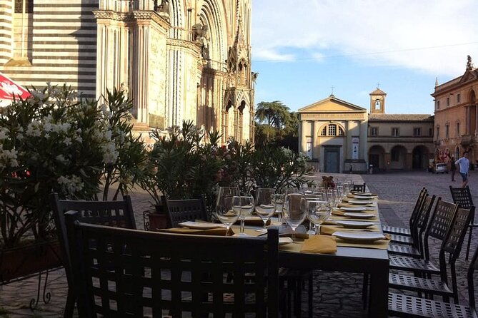 aperitif-in-front-of-the-duomo-and-orvieto-underground-caves-tour