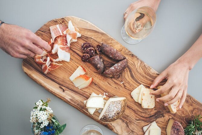 aperitif-on-the-terrace-of-podere-montale-at-sunset-4