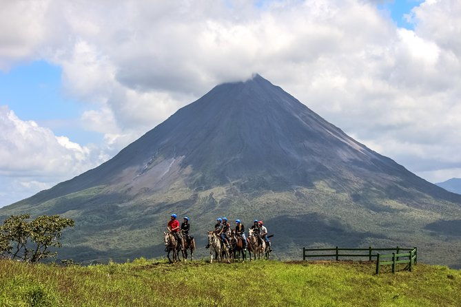 arenal-volcano-horseback-riding