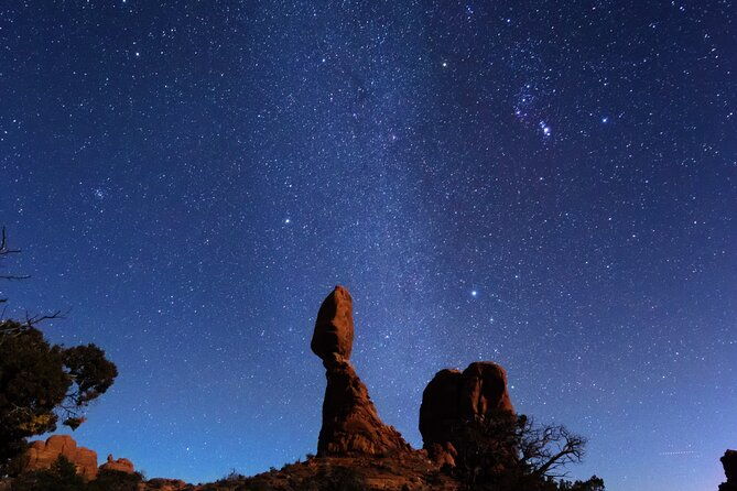 astro-photo-hiking-and-stargazing-tour-in-arches-national-park-2