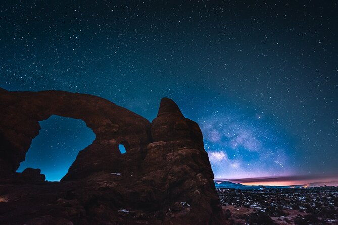astro-photo-hiking-and-stargazing-tour-in-arches-national-park