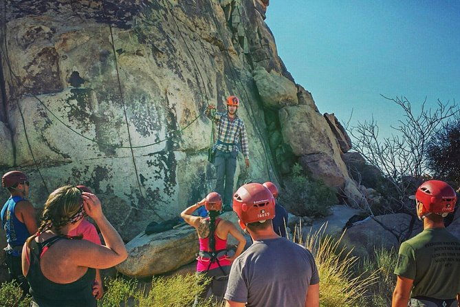 beginner-group-rock-climbing-in-joshua-tree-national-park