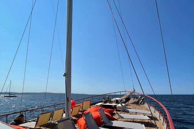 boat-tour-of-san-pietro-island
