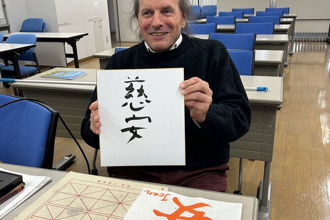calligraphy-experience-in-setagaya-writing-on-colored-paper