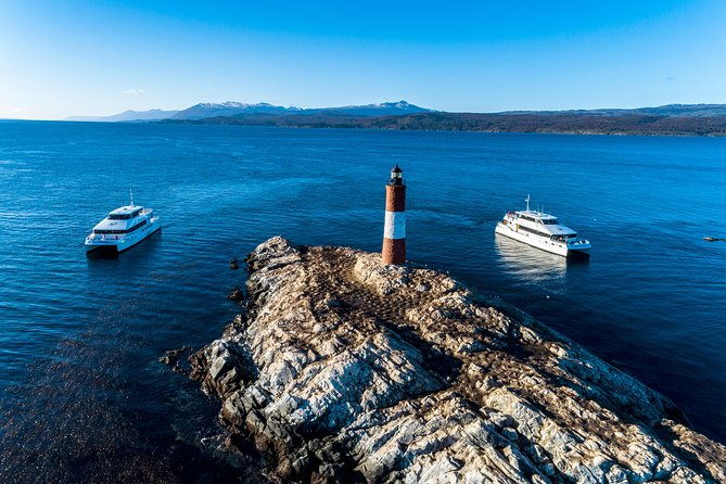 canoero-catamarans-canal-beagle-tour-sea-lions-and-les-eclaireurs-lighthouse