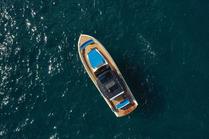 capri-discover-the-beauties-of-the-island-aboard-a-luxury-boat