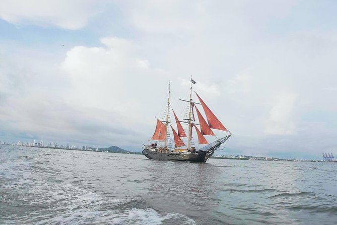 cartagena-co-sunset-skyline-bay-tour-on-a-pirate-boat-drinks