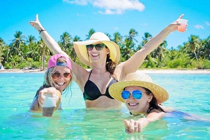 catamaran-party-in-punta-cana-with-unlimited-drinks-2