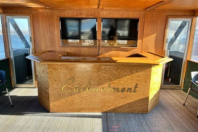 chicago-skyline-tiki-chic-party-cruise-on-lake-michigan