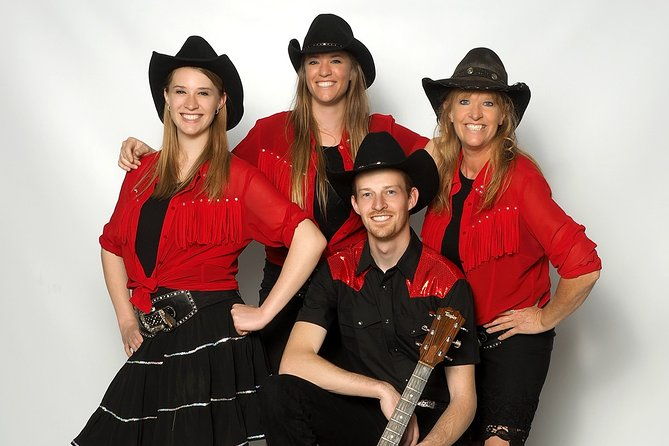 chuck-wagon-dinner-and-show-at-the-firelight-barn-in-henderson