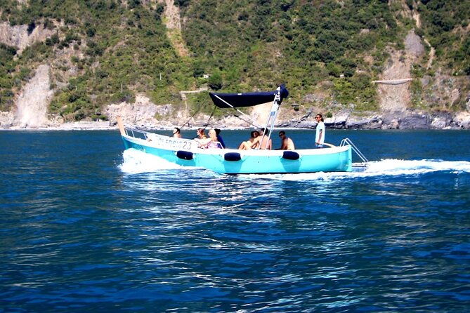 cinque-terre-by-the-sea-with-local-wine