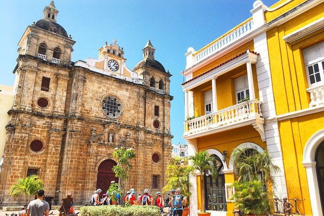 city-tours-in-a-cultural-chiva-in-cartagena
