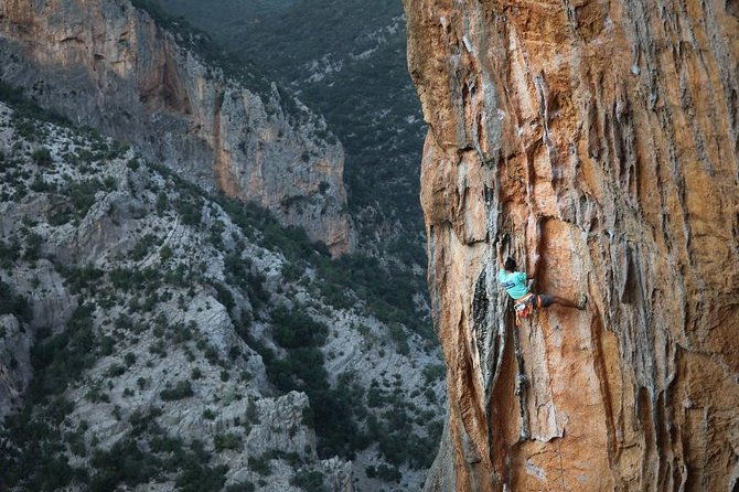 climbing-in-leonidio-with-instructor