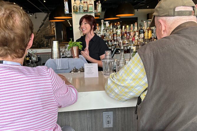 cocktails-and-conversations-group-cocktail-making-class